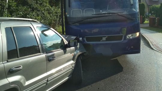 Kierowca autobusu sprawcą kolizji, a kierowca Jeepa nietrzeźwy
