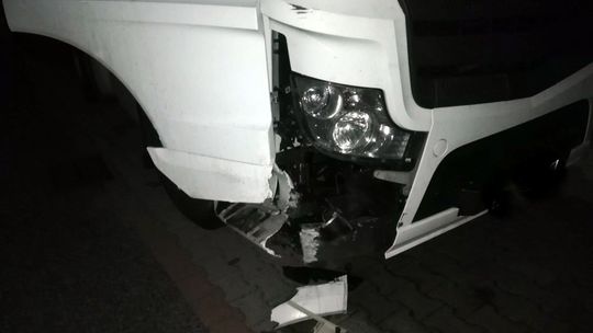 Kierowca ciężarówki na śliskiej nawierzchni stracił panowanie nad pojazdem
