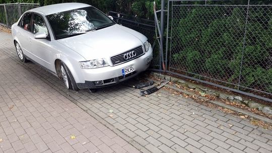 Kierowca ciężarówki spowodował kolizję. Audi wbiło się w ogrodzenie
