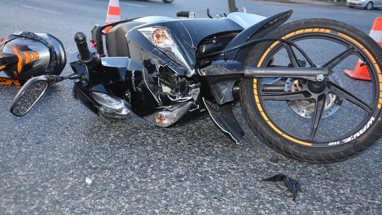 Kierowca ciężarówki wjechał na czerwonym. Ranny motorowerzysta