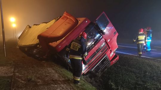Kierowca ciężarówki zasnął za kierownicą. Auto wjechało do rowu