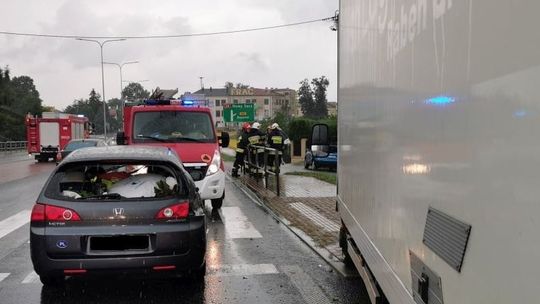 Kierowca dostawczaka najechał na tył osobówki. Kolizja na DK28