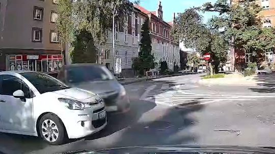 Kierowca Opla wyjechał kierującej Citroenem. Kolizja na Staszica [WIDEO]