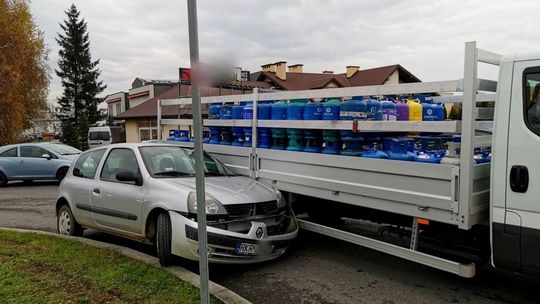 Kierowca osobówki wjechał w samochód przewożący butle z gazem