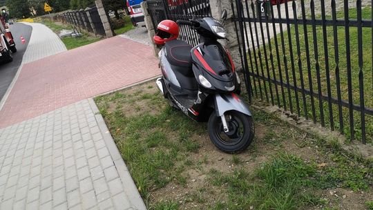 Kierowca samochodu potrącił motorowerzystę i uciekł. Kierowca jednośladu w szpitalu