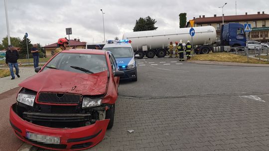Kierowca skody najechał na tył cysterny. Pomocy lekarskiej potrzebowała pasażerka osobówki