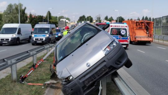 Kierowca stracił panowanie nad autem. Kolizja na DK28 w Krośnie