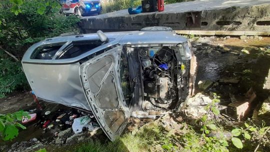 Kierowca volkswagena miał prawie 3 promile. Wjechał w Iwli do potoku