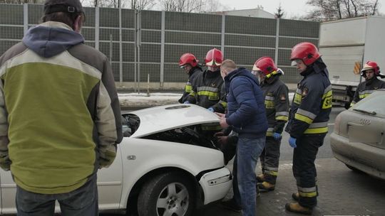 Kierowca Volkswagena najechał na tył Audi. Poszkodowana kobieta