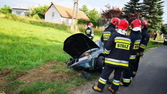 Kierowca volkswagena uderzył w mostek. Jedna osoba ranna