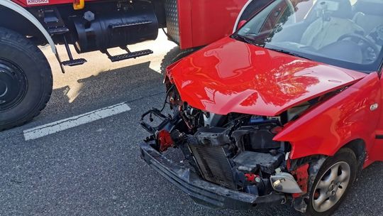 Kierowca volkswagena wjechał w kia. Zawracał na przystanku