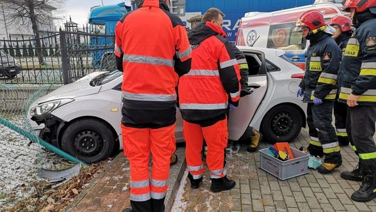 Kierowca zasłabł i wjechał samochodem w ogrodzenie