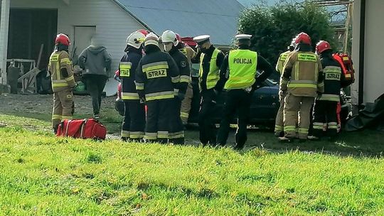 Kierowca zasłabł. Samochodem wjechał w budynek