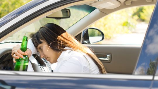 Kierowcom BMW i Opla zatrzymano prawa jazdy. Jechali pod wpływem alkoholu