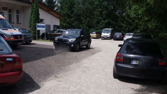 Kierowcy nagminnie zastawiają wyjazd dla karetki w Miejscu Piastowym