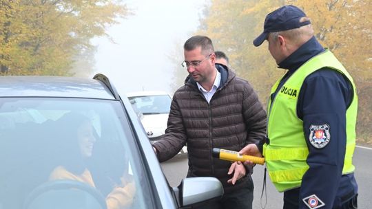 Kierowcy w centrum uwagi policjantów i urzędników gminy Miejsce Piastowe