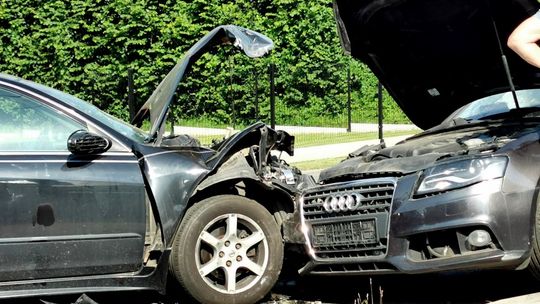 Kierująca audi wjechała wprost w nissana. Zderzenie dwóch samochodów na Chopina