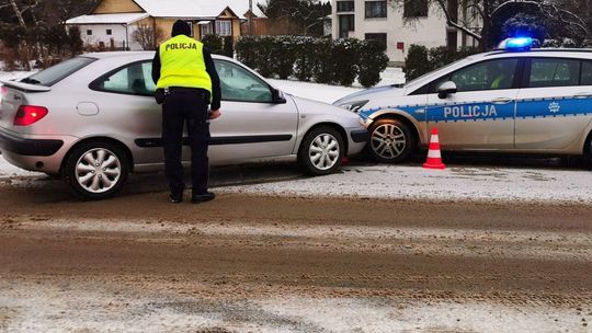 Kierująca citroenem wjechała w policyjny radiowóz