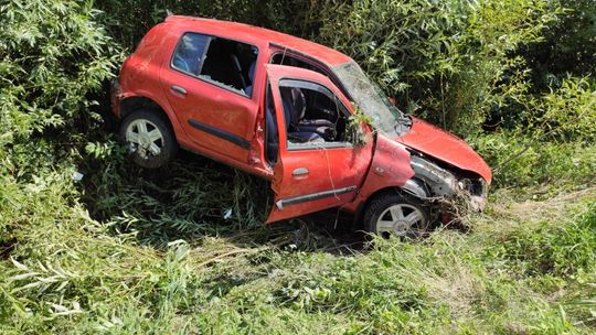 Kierująca renault straciła panowanie nad pojazdem i wjechała do rowu