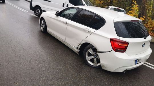 Kierująca straciła panowanie nad BMW, wjechała w Audi