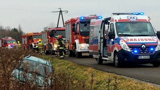 Kierująca zjechała z drogi i trafiła do szpitala. Plaga zdarzeń na drogach