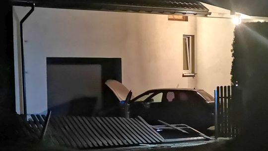 Kierujący audi staranował ogrodzenie na ul. Zdrojowej w Klimkówce
