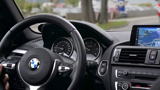 Kierujący BMW przekroczył prędkość. Był pijany
