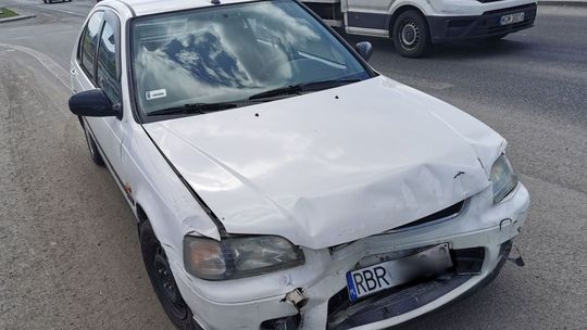 Kierujący Hondą najechał na tył Mazdy. Do zdarzenia doszło przed remontowanym wiaduktem
