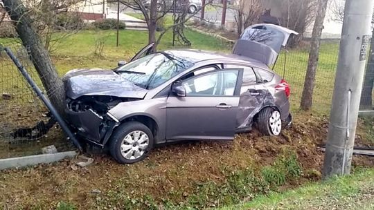 Kierujący samochodem wjechał w ogrodzenie. Utrudnienia na DK19