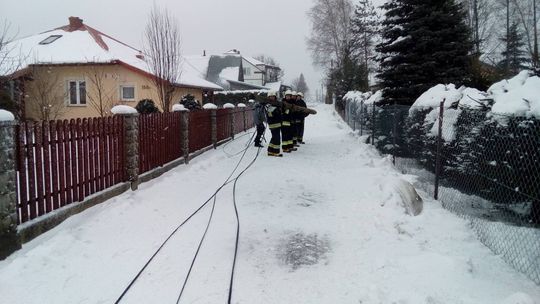 Kilkadziesiąt interwencji straży pożarnej. Bez prądu tysiące domostw, zablokowane drogi