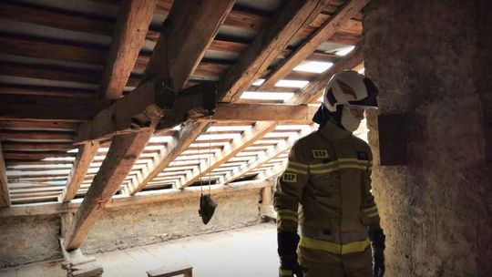 ? Kilkanaście interwencji straży pożarnej po wichurze, m.in. zerwany dach na kamienicy w Krośnie