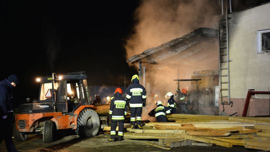 Kilkudziesięciu strażaków ratowało tartak w Łękach Dukielskich