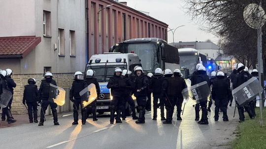Kilkuset policjantów pilnuje bezpieczeństwa podczas meczu Karpat Krosno z Czarnymi Jasło