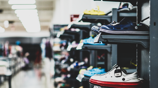 Klapki damskie – wygodne i modne buty na lato