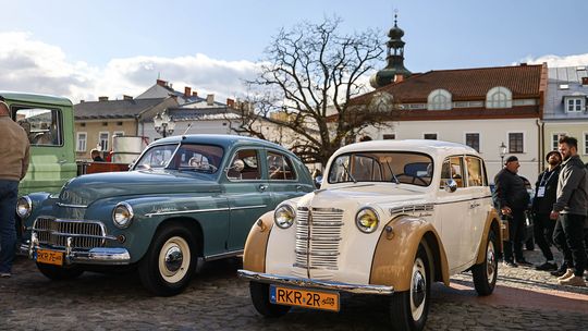 Klasyki opanowały krośnieński Rynek. Tłumy na wieczornym spotkaniu miłośników motoryzacji