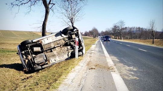 ? Klimkówka/DK28. Samochód na boku