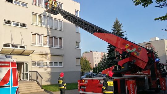 Kobieta potrzebowała pomocy. Strażacy za pomocą drabiny weszli do jej mieszkania