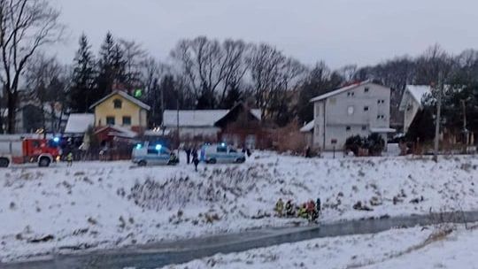 Kobieta trzymała się tafli lodu. Policjanci wyciągnęli ją z rzeki