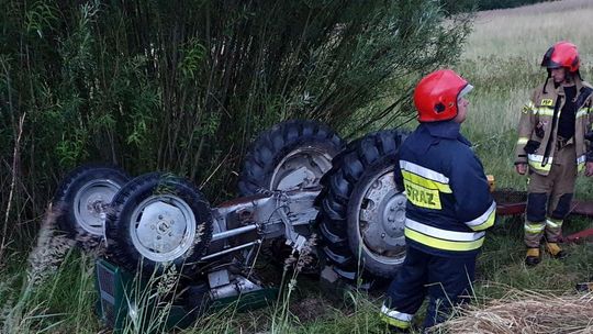 ? Kobylany. Ciągnik rolniczy do góry kołami. Traktorzysta ranny