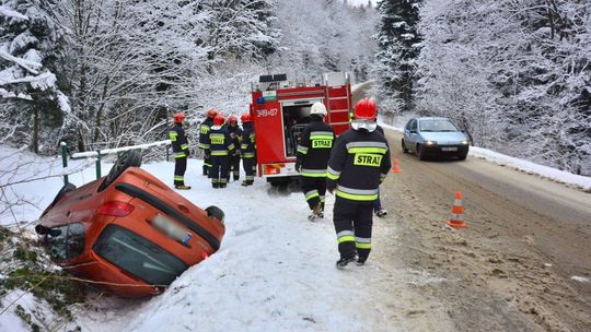 KOBYLANY: Dachowanie samochodu. Ratownicy na miejscu nikogo nie zastali