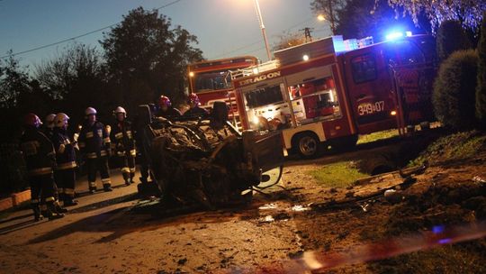 KOBYLANY: Niebezpieczne dachowanie na prostej drodze
