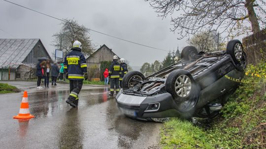 KOBYLANY: Nieudzielenie pierwszeństwa przyczyną dachowania