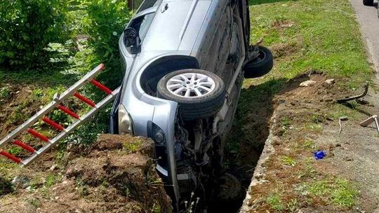 Kobylany. Samochodem wjechała do rowu