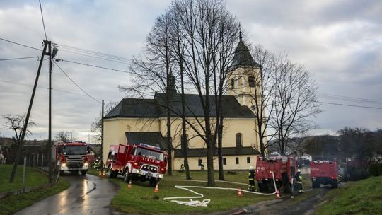 KOBYLANY: Strażacy ćwiczyli akcję gaśniczą płonącego kościoła