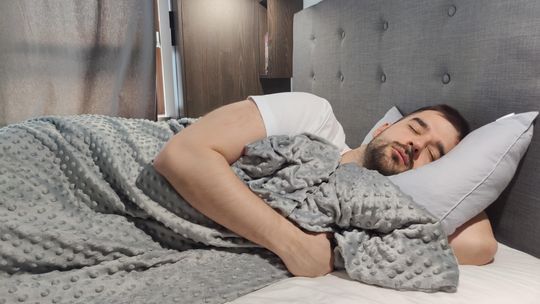 Kołdra obciążeniowa – naturalny sposób na głęboki relaks i lepszy sen Kołdra obciążeniowa – naturalny sposób na głęboki relaks i lepszy sen