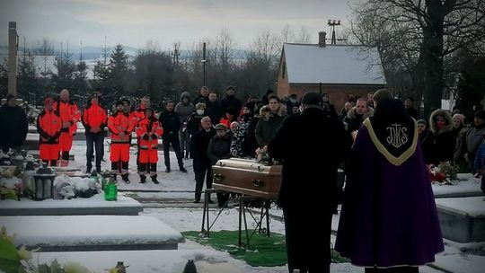 Koledzy, przyjaciele i rodzina pożegnali krośnieńskiego ratownika medycznego Grzegorza Karasia