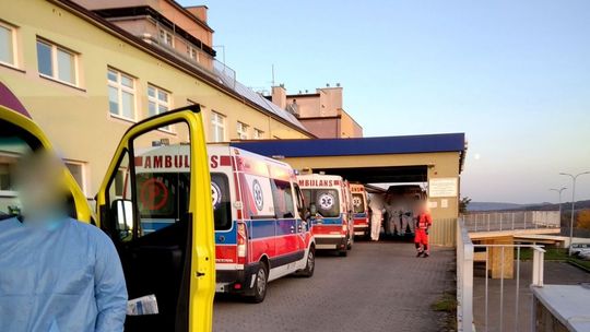 Kolejka karetek na Szpitalny Oddział Ratunkowy w Krośnie [ZDJĘCIE DNIA]