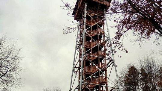 Kolejna atrakcja dla turystów w Bieszczadach. Wieża widokowa na szczycie Jeleniowatego