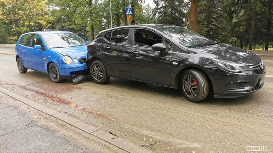 Kolejna kolizja! Na DK28 zalegało błoto i było ślisko