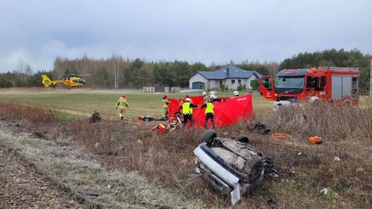 ? Kolejna tragedia na przejeździe kolejowym. Kobieta i mężczyzna nie żyją, dziecko w szpitalu [AKTUALIZACJA]